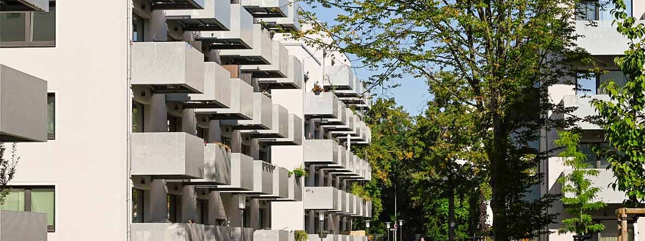 Frontansicht und begrünter Innenhof degewo Neubau Malteser Straße