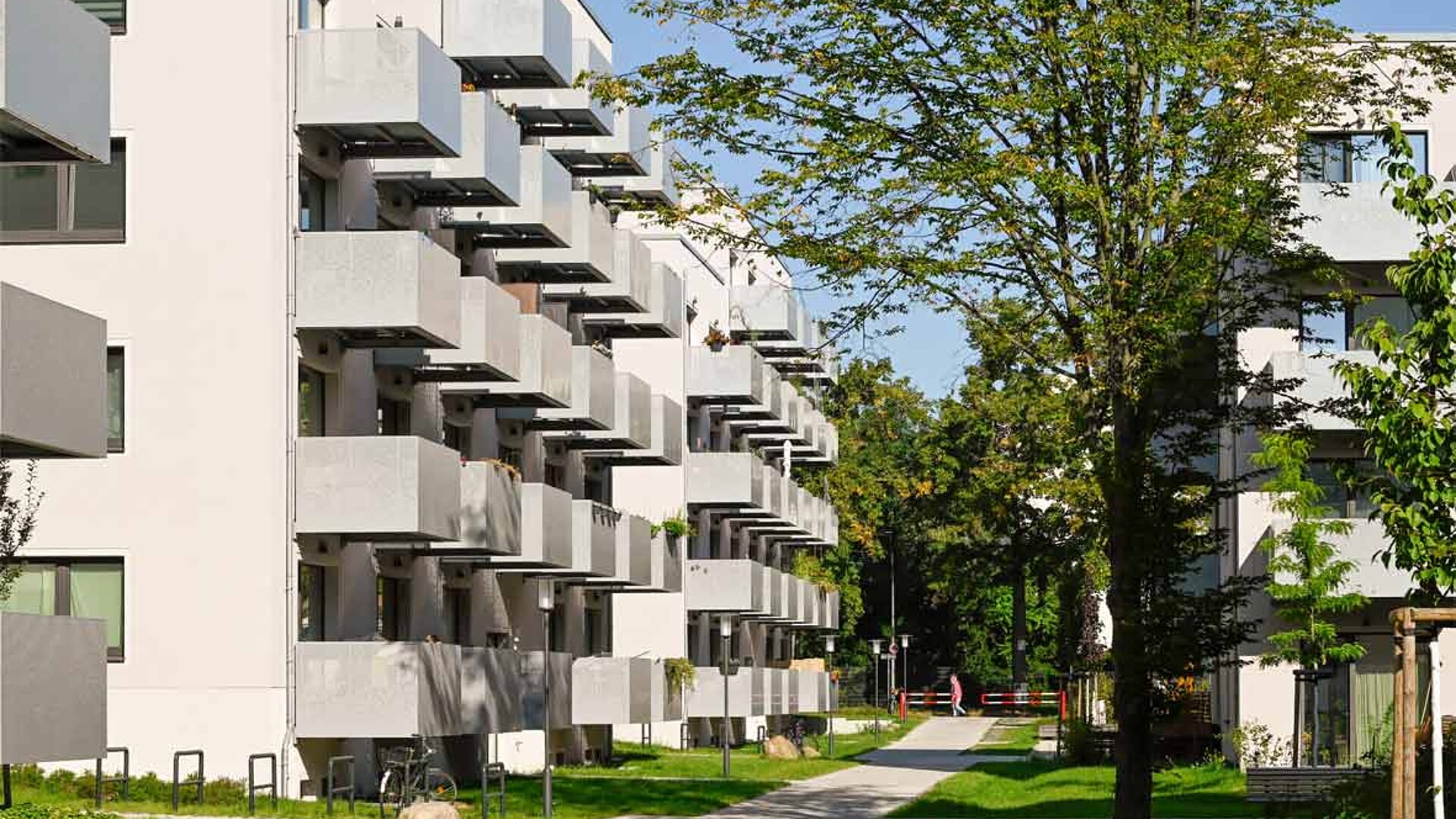 Frontansicht und begrünter Innenhof degewo Neubau Malteser Straße