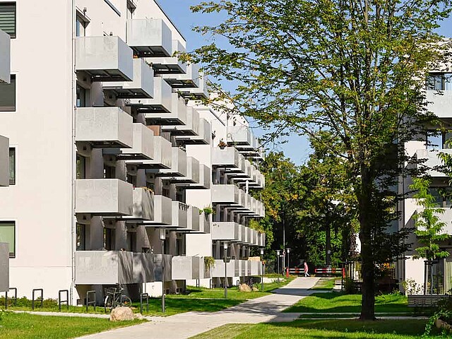 Frontansicht und begrünter Innenhof degewo Neubau Malteser Straße