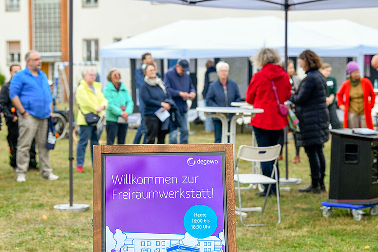 Schild mit dem Text "Willkommen zur Freiraumwerkstatt!"