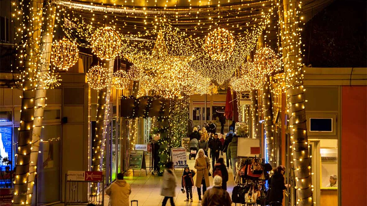 Weihnachtsbeleuchtung zur "Christmas Promenade" auf der Marzahner Promenade