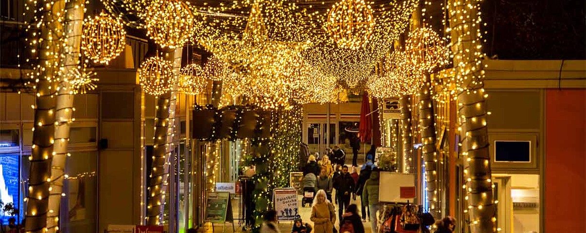 Weihnachtsbeleuchtung zur "Christmas Promenade" auf der Marzahner Promenade