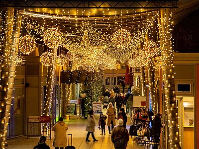 Weihnachtsbeleuchtung zur "Christmas Promenade" auf der Marzahner Promenade