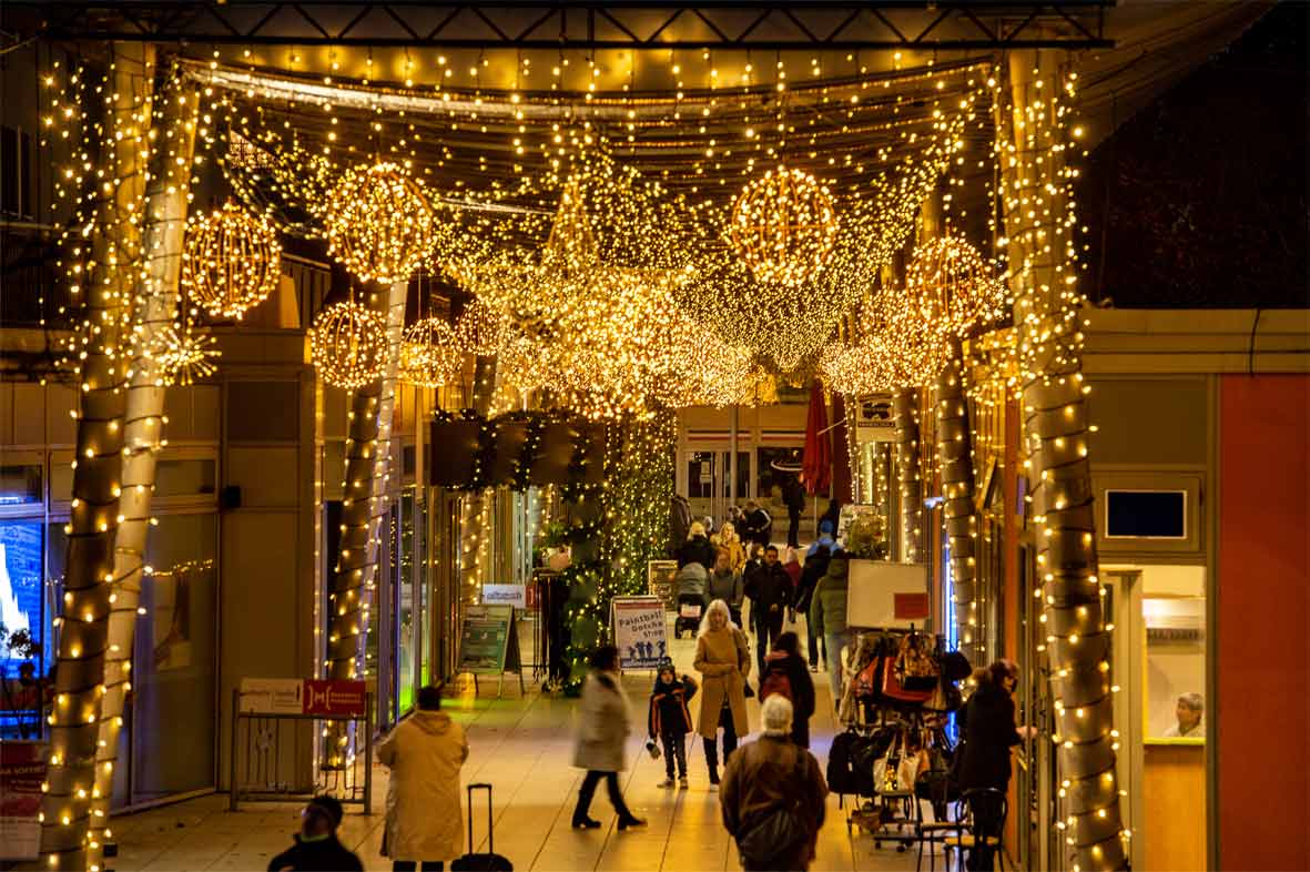 Weihnachtsbeleuchtung zur "Christmas Promenade" auf der Marzahner Promenade